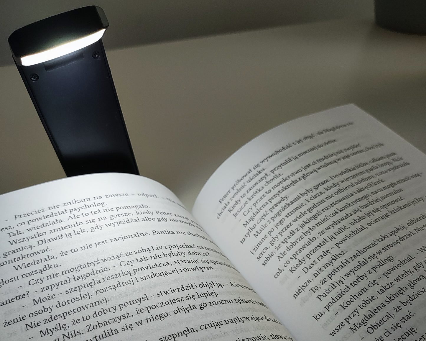 Lampka mocowana do książki ułatwiająca wieczorne czytanie z zestawu prezentowego